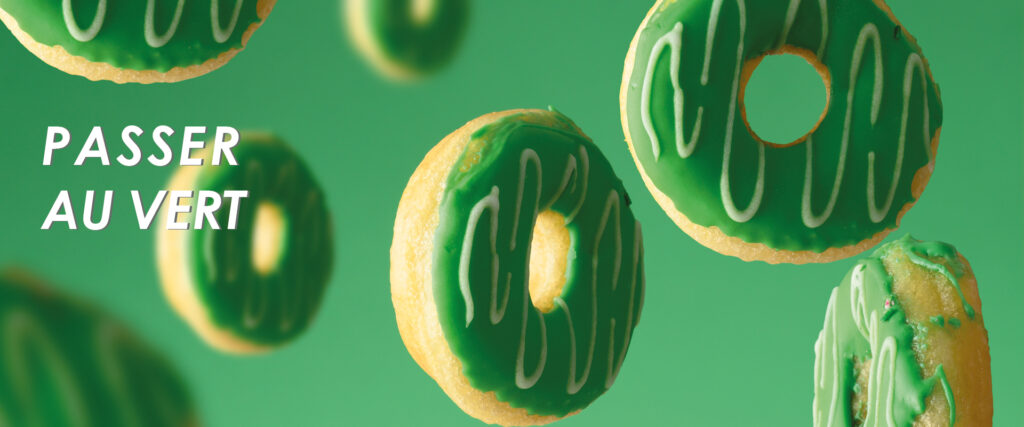 Image à fond vert avec des donuts au glaçage vert sur laquelle on lit : Passer au vert