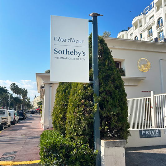 Enseigne, drapeau Sotheby&rsquo;s